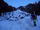 Šlapať začíname o piatej ráno, pričom prvej etape výstupu dominuje zamrznutý lavínový kužel, ktorým prekonávame prah doliny Val Presanella