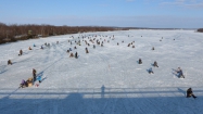Nedeľná zábavka domácich Laponcov - preteky v chytaní rýb na zamrznutej rieke