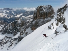 Po krátkej prestávke na západnom vrchole Cima di Mezzo sa púšťam rýchlymi oblúkmi nadol hornou snehovou pláňou severnej steny (fotil J. Švihálek)