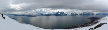 S výhľadmi na Lyngenfjorden a východnú časť Lyngsalpene lyžujeme takmer až dole na cestu pri fjorde
