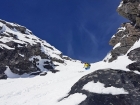 Trol M pri lyžovaní cez krátky ľadopádik v spodnej časti žľabu (fotil Rišo)