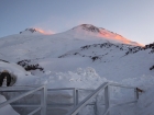 Pohľad na vrchol Elbrusu veští mrazivý veterný deň