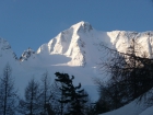 Presanella a jej snehom olepené severné kuloáre a rebrá vyzerajú veľmi lákavo