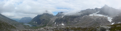Počasie je dnes horšie, ako sľubovala predpoveď a taký pekný vrchol ako Nyheitind 1508 (na fotke vpravo) v hmle riskovať nechceme