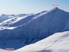 Prvý deň si dávame v oblasti Romsdalu ľahkú lahôdkovú túru na starý známy Skarven, ktorý lyžujeme JV muldou (fotené 28.2.2010, línia tienistou východnou stenou je zakreslená v reporte z roku 2010 http://miropeto.sk/blog/norsko---februar/)