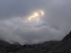 Aj dnes poobedu sa zdola z džungle dovalili temné dažďové oblaky (v pozadí v okne oblakov vidieť vrchol Dhaulágirí V)