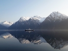 Pokojnú hladinu fjordu čerí len trajekt pendlujúci medzi dedinkami Saebo a Leknes (fotila Sonka)