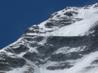 Pri maximálnom zoome sa zdá, že snehové podmienky sú v hornej časti veľmi dobré a že aj kľučová rampa spájajúca vrcholový svah so SV rebrom je pekne vysnežená
