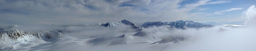 Výhľad smerom na štíty a ľadovce Lyngsalpene (možnosť zväčšenia panorámy po otvorení fotky v novom okne)