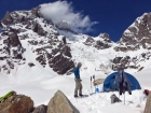 Na ľadovci v bezpečnej vzdialenosti od lavínových dráh zakladáme náš prvý a zároveň posledný výškový tábor (cca 2900 m) - fotil Maroš