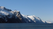 Cestou do Lyngseidet ešte pohľad na zrázy Lyngenských Álp, ktoré z východnej strany strmo spadajú do chladných vôd Lyngenfjordu