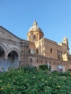 Historické budovy v sebe miešajú európsku architektúru šmrncnutú arabskými prvkami (na fotke Cattedrale di Palermo)