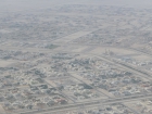 Pohľad na púštnym prachom zahmlené mestá Spojených arabských emirátov