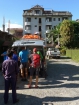 Po šesťhodinovej jazde prichádzame do Pokhary, kde sme ubytovaní v hoteli Meera v mestskej štvrti Lake side