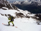 Po vyzdvihnutí vecí z Mischabelhutte sa v spodnej časti ľadovca Hohbalmgletscher rozhodujeme, že si skúsime skrátiť cestu nadol svahmi a žľabmi v pravej časti ľadovca, z ktorého následne vytraverzujeme doľava do vysneženého žľabu pod Hannig, čím sa na lyžiach dostaneme prakticky až do cca 2300 m a ušetríme si stovky výškových metrov šlapania napešo