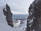 Výhľad zo štrbiny nad žľabom na druhú stranu na zamrznuté pleso Borkvikvatnet a Vestfjorden