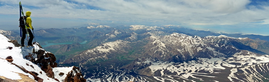 Iránske pohorie Alborz pri pohľade z vrcholu Damavand