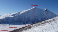 Východné zrázy Skarvenu s vyznačenou líniou zjazdu (obtiažnosť podľa sprievodcu: MV E3, prevýšenie z vrcholu ku jazeru Selsetervatnet 700 m) - oblasť Skorgedalen