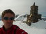 Troll Miro na vrchole Remmemstindu (v strede v pozadí Trolltinden, bližšie Ystetinden)