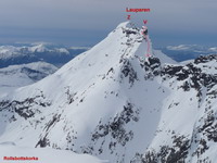 Dvojvrchol Lauparen s vyznačeným zjazdom z východného vrcholu (fotené 10.04.2010 z vrcholu Rollsbottskorky)