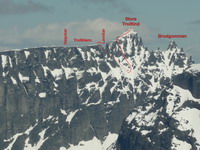 Store Trolltind - JZ stena s vyznačeným žľabom, ktorým som lyžoval vrcholovú pyramídu, bodkovane je naznačený následný výšlap naspäť na hrebeň Trollklorn nad štrbinu Lavskar (fotené 30.05.2010 z Alnestindu)