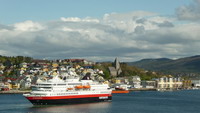 Východná časť mesta Kristiansund a výletná loďka Hurtigruten