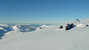 Neďaleko vrcholu sa už stihla usadiť partička skituristov vychutnávajúcich si výhľady smerom na Moldefjorden, za ktorým sa ďaleko v pozadí črtá Atlantický oceán