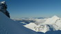 Výhľad spod vrcholového hrebeňa smerom na sever na Eresfjorden a kopec Skjorta, ktorý má zhodou náhod na meter rovnakú výšku ako Flotatinden