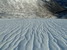 Zmrznutý zvráskavený sneh nejakú skvelú lyžovačku nesľubuje, ale aspoň sa nemusíme báť lavín