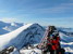 Počasie je ideálne a nemáme sa kam plašiť, takže sa na vrchole môžeme v kľude najesť a pred lyžovačkou (resp. snowboardovačkou) si trochu oddýchnuť - fotil M. Kubíček
