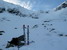 V obrovskom amfitéatri Sausetbotnen si v kľude môžem dať chvíľu pauzu, lavíny tu pri tomto minime snehu naozaj nehrozia...  (nad lyžami vpravo hore vidieť líniu hornej časti zjazdu)