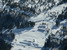 Sponad kuloáru zoomujem na parkovisko, na ktorom ma o tisíc metrov nižšie čaká prestup z lyží do odparkovanej Vektričky