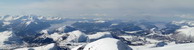 Potom mierim naspäť na západ smerom na Sandtinden (na fotke v popredí), na ktorom vidieť skupinku lyžiarov (možnosť zväčšenia panorámy)