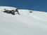 Zo Sandtindu lyžujem nadol nedotknutou JV muldou, ktorá pre zmenu ponúka fajný jarný skoro-firn