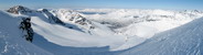 Po krátkom pobyte na preľudnenom vrchole Kongskrony ma čaká dlhá ľadovcová lyžovačka až na dno doliny Grasdalen