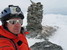 V mrazivom vetre na vrchole Skarvenu som rád, že som si dnes so sebou zobral goráčku od Marmotu