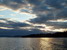 Do Grovdalu vyrážam večer po rekreačnej túre na Middagsfjellet a z trajektu zo Solsnes si vychutnávam obláčikový západ slnka