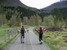 Okolo obeda už ukrajujeme prvé metre z dlhého výšlapu z Loen na Skalatarnet, ktorý začína zvážnicou vedúcou do doliny Fosdalen (fotila Berry)