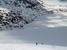 Po prestávke na vrchole začíname lyžovať naspäť smerom k Djupvasshytte - Berry s Robertom (na fotke) telemarkujú po normálke, ja sa púšťam viac vpravo do nakukanej lajničky v SV kotli