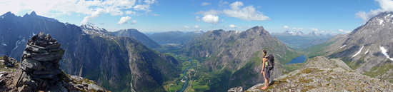 Panoráma Romsdalu pri výstupe na Romsdalshorn