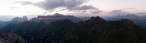 Večerná panoráma z vrcholu Sasso delle Undici (pohľad smerom na západ a sever)