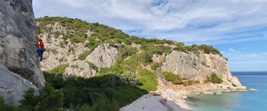 Lezenie na východnom pobreží Sardínie v oblasti Cala Fuili