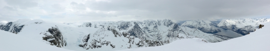 Panoramatický výhľad smerom na najvyšší vrch Lyngenu - Jiehkkevárri (1834 m), ktorý si vďaka veľkej bielej čiapke vyslúžil prezývku Mont Blanc severu