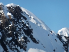 Výskajúci troll M pri lyžbe východnej steny južného vrchola Veľkého Lenangstindu (fotil Rišo)