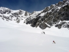 Odmenou za dvojhodinový výšlap nám je aspoň skvelá lyžba v peknom počasí nadol ľadovcom Sulden Ferner (na fotke lyžuje Jirko)