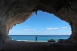 Okolo pláže sa nachádzajú jaskyne a útesy s lezeckými cestami