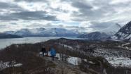 Poobedie trávime prechádzkou po posvätnom kopčeku Sieiddičohkka (165 m) v južnej časti Lyngenfjorden