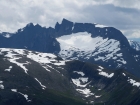 Snortungen patrí k jedným z mála kopcov, kde je možné z jedného miesta vidieť všetkých sedem hlavných kráľovských vrcholov Romsdalu (na fotke Store Trolltind)