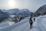 Na lyžiach až dole ku fjordu do dediny Urke