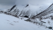 V nástupovej doline je padnutá obrovská lavína so šírkou nánosu takmer kilometer, ktorá sem padla pred pár dňami počas lavínovej štvorky